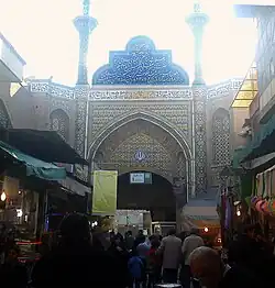 سردر آرامگاه در زمان کنونی؛ با نشان زمان و شمار آرا رفراندوم جمهوری  اسلامی
