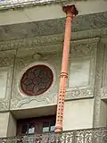 ستون چدنی در نمای شمس‌العماره