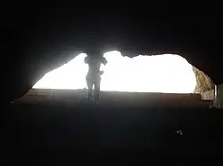 تصویر مجسمه از درون غار شاپور