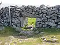 Showing a "sheep creep" in a dry stone wall on Dartmoor بریتانیا