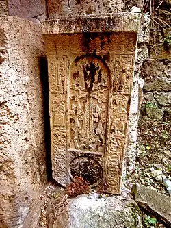 Խաչքար եկեղեցու մուտքի մոտ