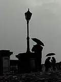 عکاس خیابانی همیشه می‌تواند از سایه‌نما‌ها عکاسی کند. بنابراین هیچ کس در تصویر قابل تشخیص نیست.