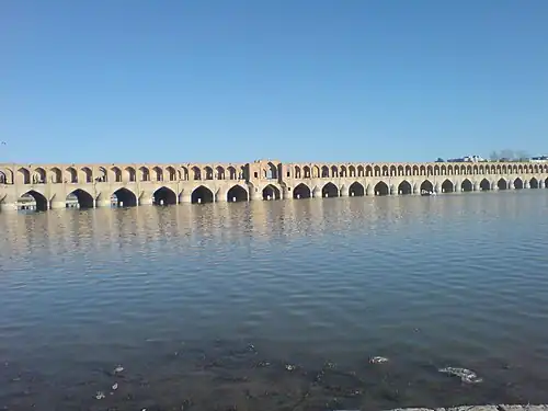 نمایی از سی‌وسه‌پل