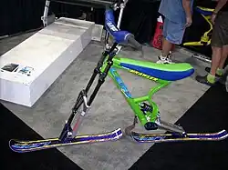 دوچرخه برفی Lenz Sport که کاربر با آن ممکن است از اسکی پا استفاده کند یا نکند