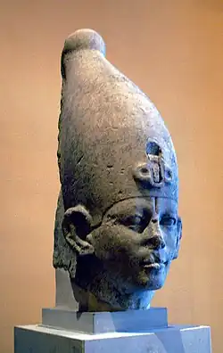 سر یک مجسمه، که گمان میرود نمایانگر سوبکحتپ یکم باشد، اگرچه افراد دیگری نیز پیشنهاد شده است.