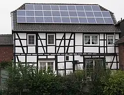 یک سیستم PV ، نصب شده روی سقف یک ساختمان در بن ، آلمان