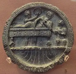 یک سینی سنگی گرد منقوش