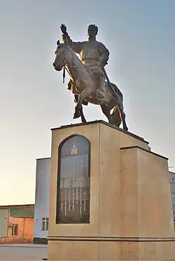 مجسمهٔ شخصیت تاریخی «دامدینی سوخباتور» در میدان در شهر باروناورت