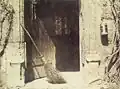 تصویری با عنوان درب باز است که در آن هنر برای اولین بار در دنیای عکاسی مورد بحث قرار می‌گیرد.