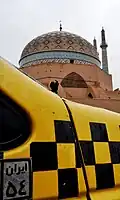 تاکسیِ شهر یزد و نمایی از مسجد جامع