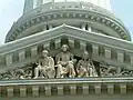 تندیس تکامسه (سمت راست) دادگاه ایندیانا