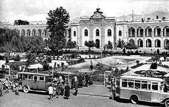 نمایی از عمارت شهرداری و میدان توپخانه