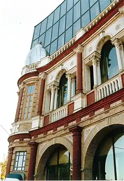 سازهٔ نمایشی جلوی ساختمان نما شیشه‌ای بانک ملی