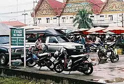 Thachalom railway station and Wat Chong Lom