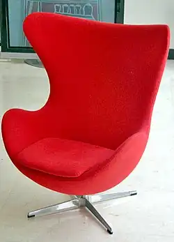 «صندلی تخم‌مرغ» (۱۹۵۸ میلادی)، اثر: آرنه یاکوبسن