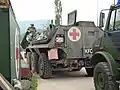 حمل و نقل پزشکی زرهی نیروهای آلمانی در کوزوو که با علامت محافظ مشخص شده است