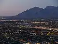 نمایی از شمال غربی شهر توسان و کوهستان‌های کاتالیناس اطراف