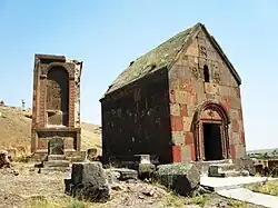 زیارتگاه [[توخ مانوک (زیارتگاه)|]] به همراه چلیپا سنگ بزرگی در مجاورت آن. زیارتگاه گریگور مقدس در پس زمینه قابل رویت است.