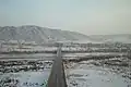 نمایی از پل تومن بر فراز رودخانه که کره شمالی را به چین متصل می‌کند. شهر نامیانگ (کره شمالی) در سوی دیگر پل دیده می‌شود.
