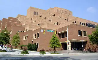کتابخانه جان سی هاجز این دانشگاه با طرح هرمی شکل