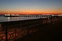 اسکله شهر برایتون هنگام غروب