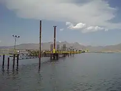 پل میانگذر دریاچهٔ ارومیه در زمان احداث، ژوئن ۲۰۰۷. برخی احداث بزرگراه با تنها دهنه ۱/۲ کیلومتری از عوامل تشدید خشکیدن دریاچه می‌دانند.