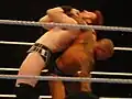 اورتن در حال زدن Inverted headlock backbreaker به Sheamus