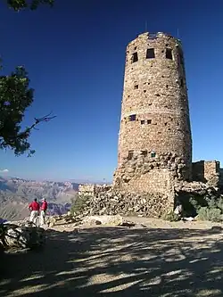 برج دیدبانی سرخ‌پوستان یاواپایی در شرق پارک