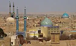 دورنمایی از گنبدها و گلدسته‌های یزد