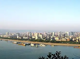Yichang skyline at the رود یانگ‌تسه