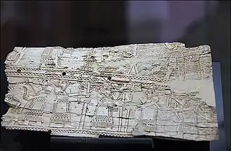 قطعه عاجی با نقوش برجسته