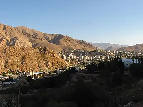 پارک آبشار و پیکره آرش کمانگیر بر فراز آن در قسمت چپ تصویر