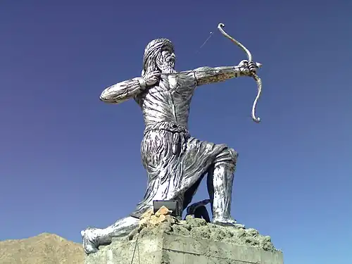 پیکره آرش کمانگیر واقع در پارک آبشار مهدی‌شهر، بر فراز کوه تاسوعا
