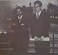 داریوش نیک‌گو (راست) در کنار برادر بزرگش احمد نیک‌گو که در سال ۱۳۳۲ به دلیل فعالیت سیاسی زندانی شد و در زندان بر اثر ضربات وارده به جمجمه در زیر شکنجه دچار بیماری روانی گردید.