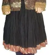 فراخ شوال تیره ساده مخصوص استفاده زنان متاهل و از پوشاک زنان ایل سنگسر]