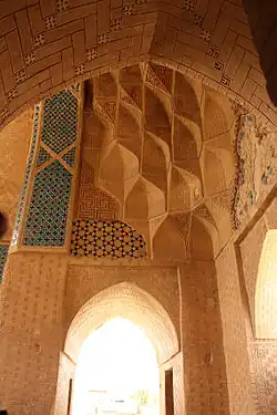 بخشی از کاربندی و تزیینات آرامگاه پیر بکران