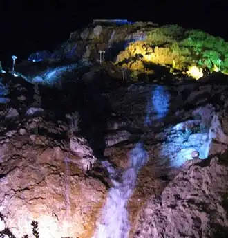 نمایی از پارک آبشار مهدیشهر