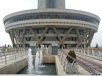 تصویری از قسمت پایینی برج میلاد