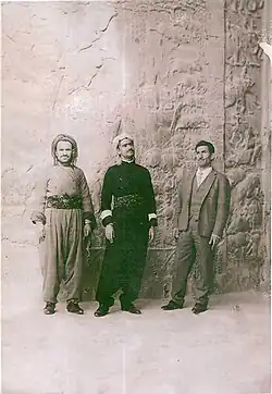 حسن زیرک خوانندۀ کُرد (سمت راست) در طاق بستان