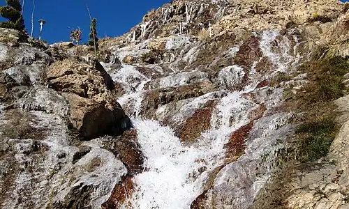 نمایی از آبشار شماره ۱ پارک آبشار مهدیشهر (سنگسر) در فصل زمستان