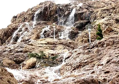نمایی از پارک آبشار مهدی‌شهر